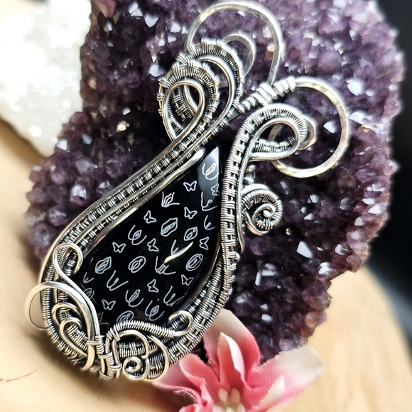 Handmade sterling silver, laser engraved black onyx yoni pendant - Picture 3 of 4